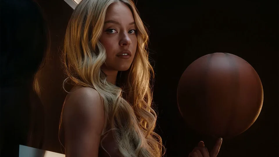 Sydney Sweeney se abala após críticas por comercial de bet e questiona por que é “sempre um alvo”