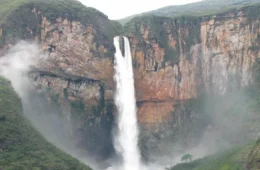 Cachoeira mais alta de MG é reaberta após interdição por risco e novas medidas de segurança