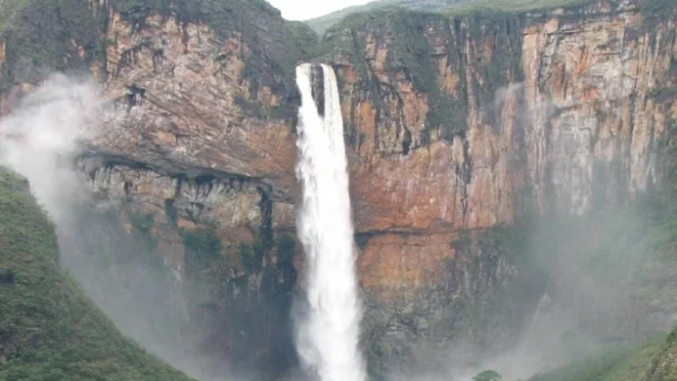 Cachoeira mais alta de MG é reaberta após interdição por risco e novas medidas de segurança