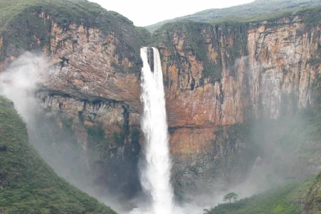 Cachoeira mais alta de MG é reaberta após interdição por risco e novas medidas de segurança