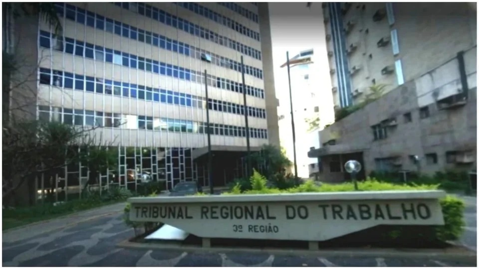 Greve de professores de escolas particulares continua após audiência terminar sem acordo em MG