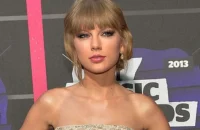 Taylor Swift leva ‘Patient Zero’ ao VMA e estreia nova era audiovisual com estrelas de Hollywood