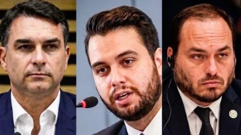 Flávio Bolsonaro interrompe campanha e visita Filipe Martins na prisão