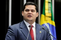 Alcolumbre rebate pressão por impeachment de Moraes e cita R$ 130 milhões pedidos por Flávio