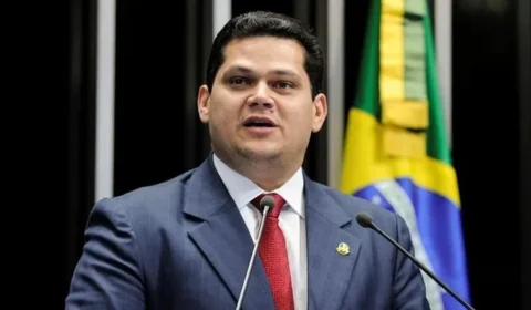 Alcolumbre rebate pressão por impeachment de Moraes e cita R$ 130 milhões pedidos por Flávio