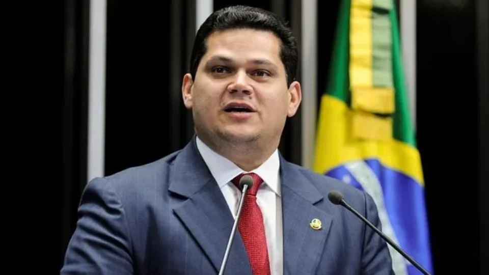 Alcolumbre rebate pressão por impeachment de Moraes e cita R$ 130 milhões pedidos por Flávio