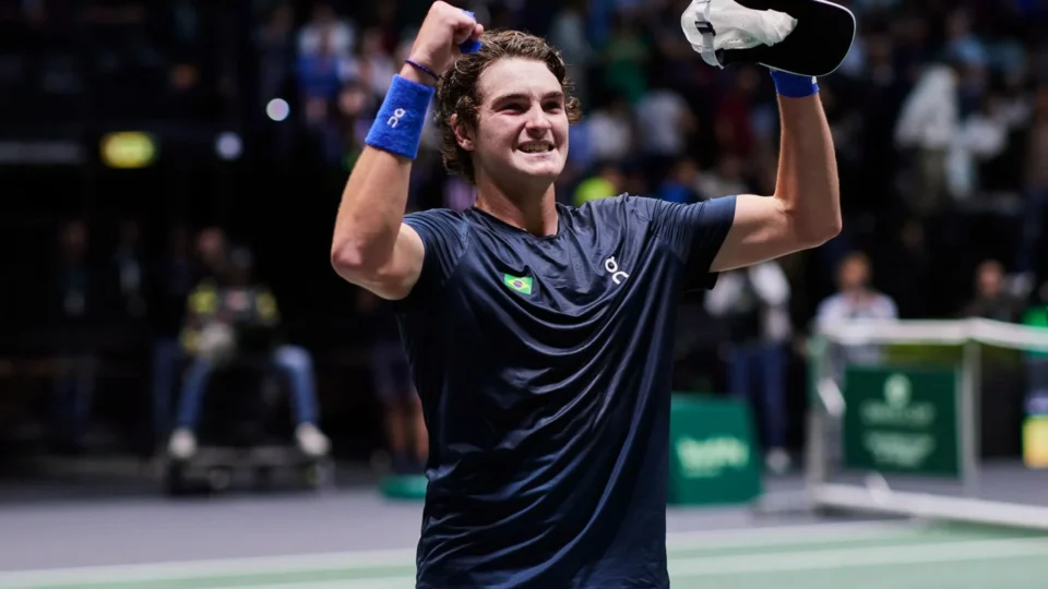 João Fonseca vira contra Stricker e coloca Brasil na frente da Suíça na Copa Davis