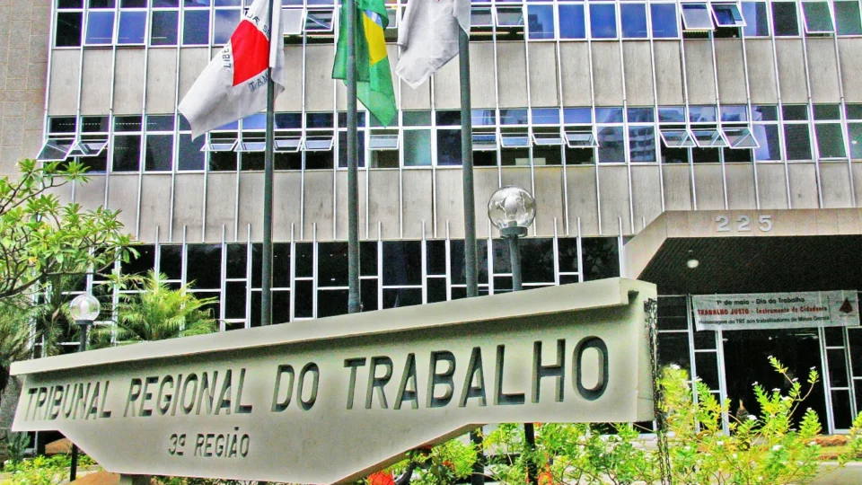 Justiça aumenta para R$ 50 mil indenização de trabalhador demitido perto da aposentadoria em MG
