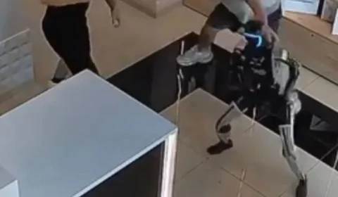 Robô humanoide perde o controle após ser empurrado e avança contra visitantes na Rússia