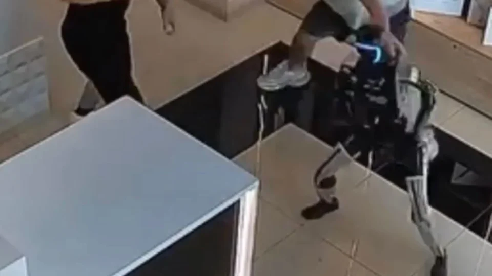 Robô humanoide perde o controle após ser empurrado e avança contra visitantes na Rússia
