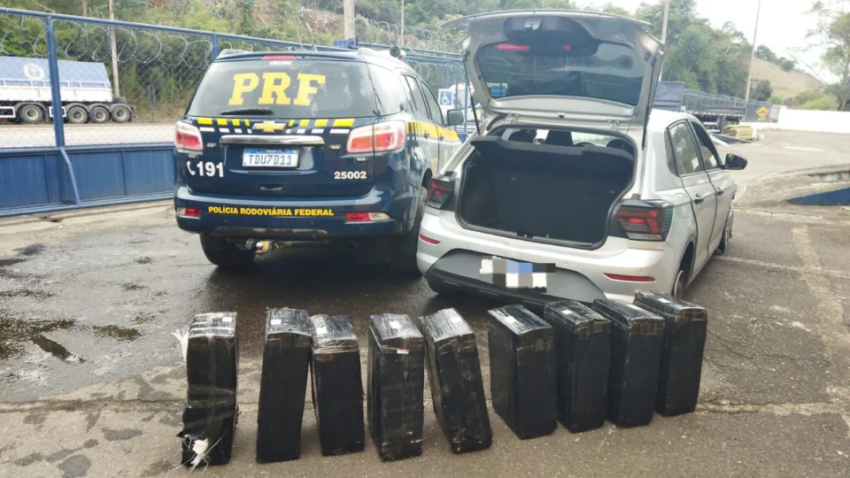 PRF apreende 230 kg de maconha após perseguição em Minas Gerais