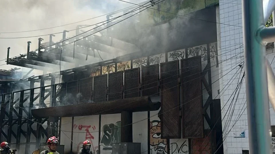 Incêndio atinge antigo prédio do Banco da Amazônia e destrói marco da arquitetura moderna em Manaus