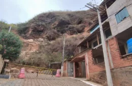Queda de rochas assusta moradores e deixa área isolada em cidade de Minas
