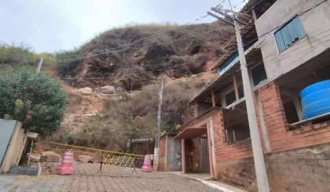 Queda de rochas assusta moradores e deixa área isolada em cidade de Minas