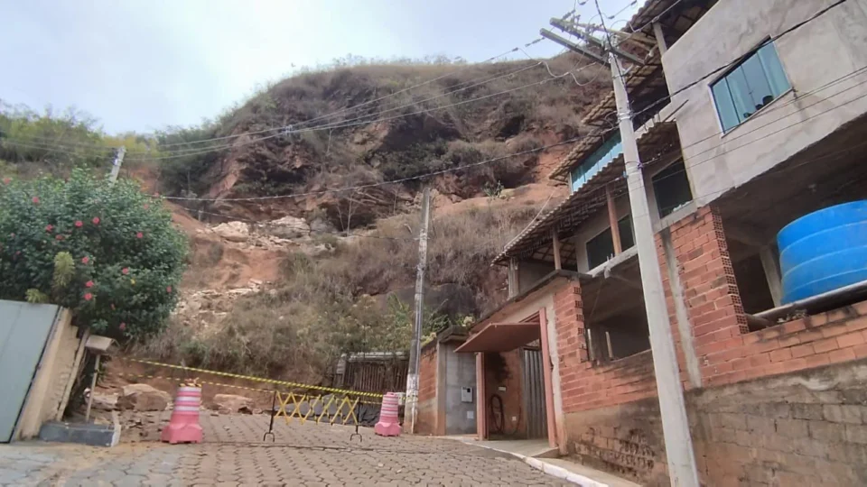 Queda de rochas assusta moradores e deixa área isolada em cidade de Minas