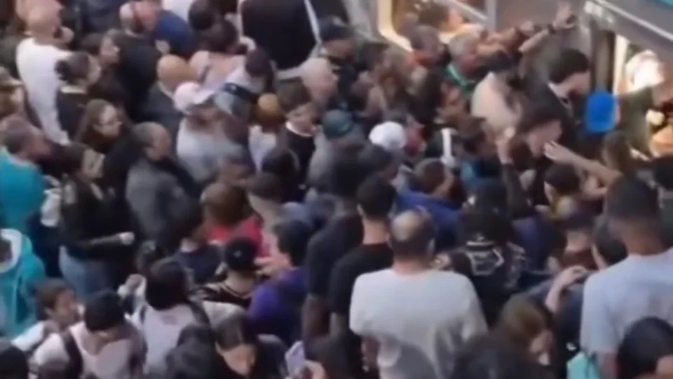 Passageiros enfrentam trens lotados e aperto na Linha 9 durante horário de pico em SP