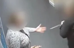 Vídeo de segurança mostra professora deixando sala após ser atacada por aluno no País de Gales