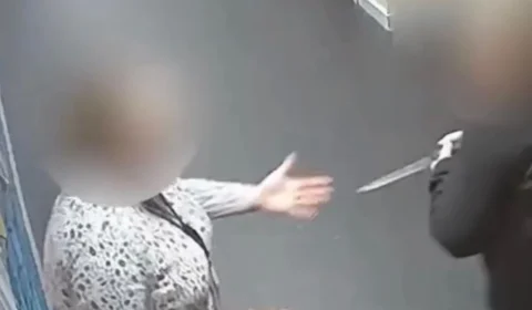 Vídeo de segurança mostra professora deixando sala após ser atacada por aluno no País de Gales