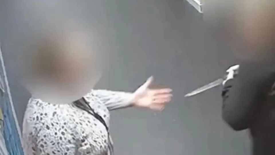 Vídeo de segurança mostra professora deixando sala após ser atacada por aluno no País de Gales