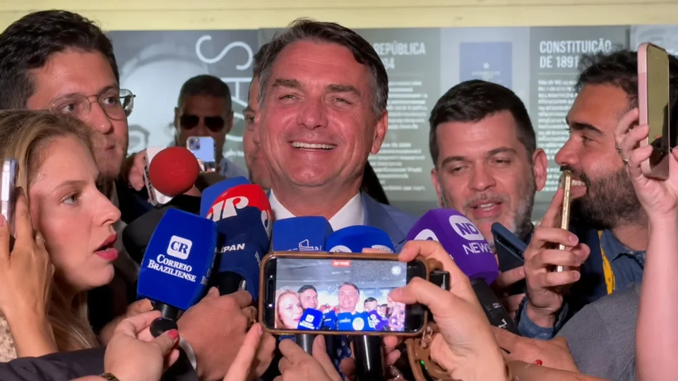 Flávio Bolsonaro acusa Alcolumbre de proteger Moraes