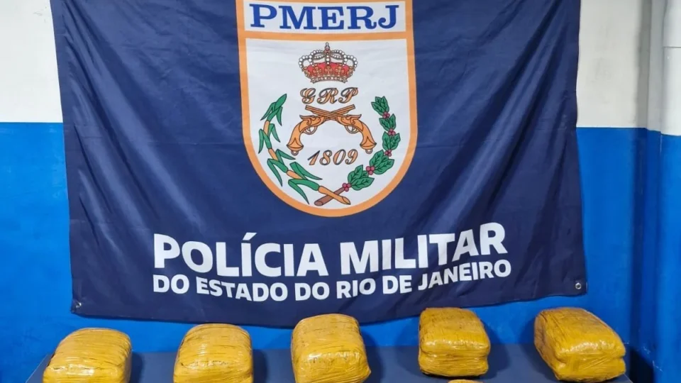 BPTur apreende 9 kg de maconha em malas abandonadas dentro de ônibus no Santo Cristo