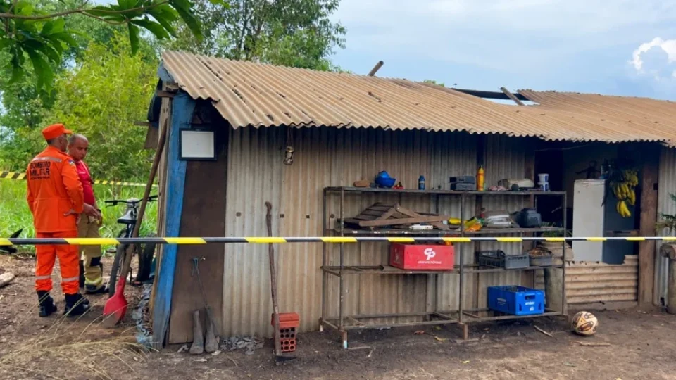 Pai e filha morrem após serem atingidos por raio dentro de casa em Porto Velho