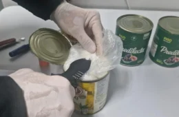 PF prende mulher com 3 kg de cocaína escondidos em latas no Galeão