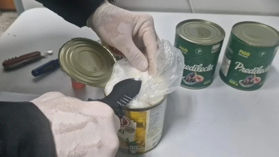 PF prende mulher com 3 kg de cocaína escondidos em latas no Galeão