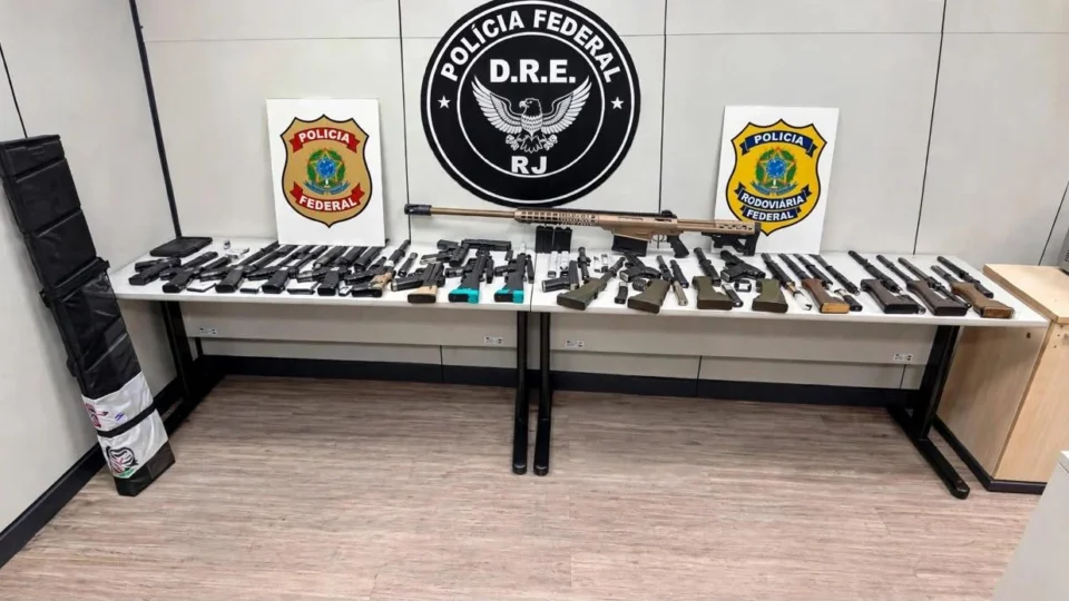PF e PRF apreendem fuzil .50, dez fuzis 7,62 e submetralhadora na Dutra