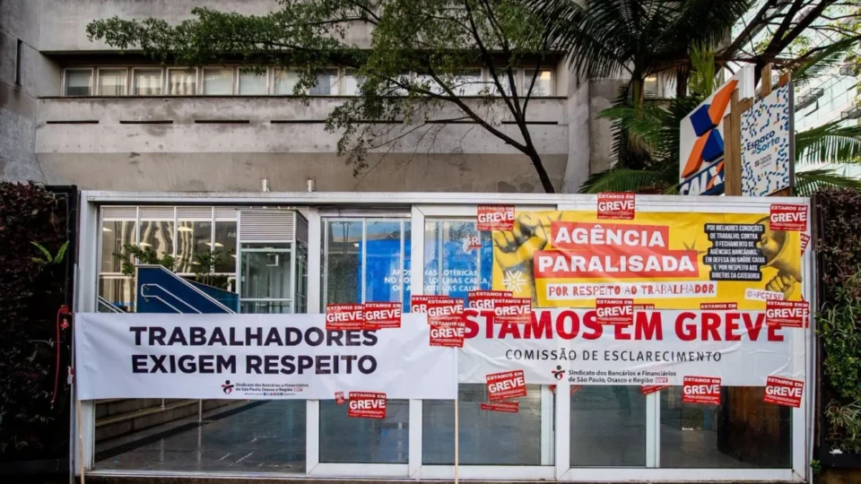 Greve da Caixa continua após rejeição de acordo e bancários definem novos atos nesta segunda