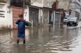 Chuva forte alaga Zona Leste de São Paulo e deixa moradores com dificuldade para sair de casa