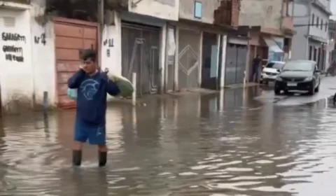 Chuva forte alaga Zona Leste de São Paulo e deixa moradores com dificuldade para sair de casa