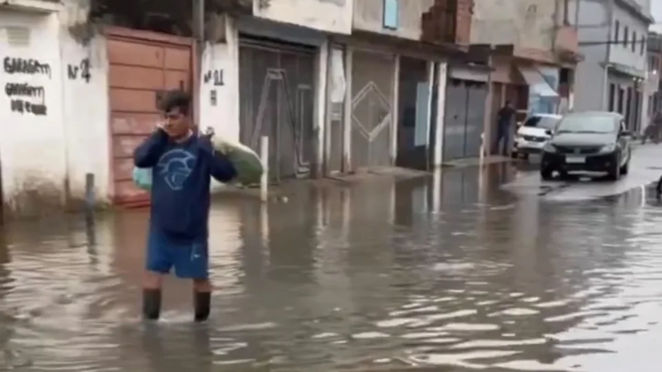 Chuva forte alaga Zona Leste de São Paulo e deixa moradores com dificuldade para sair de casa
