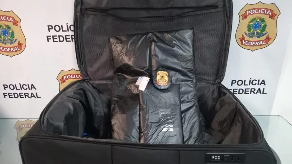 PF prende homem com 3,5 kg de cocaína escondidos em mala no Galeão