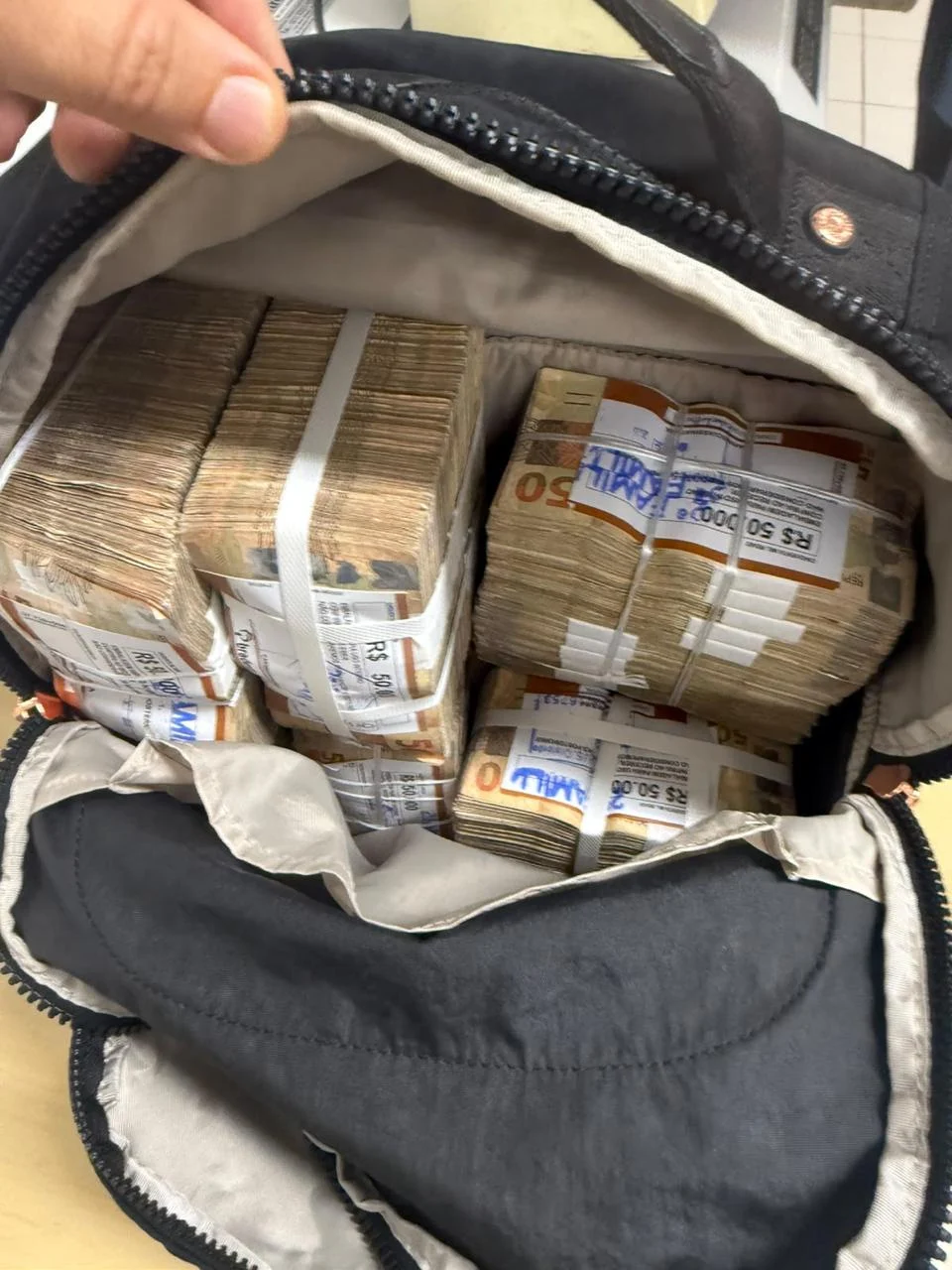 A Polícia Federal apreendeu R$ 600 mil em dinheiro vivo durante uma ação de combate a crimes