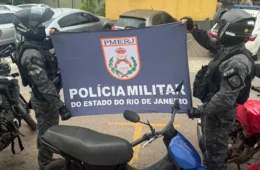 PM apreende três motos, rádio e celulares durante operação em Duque de Caxias