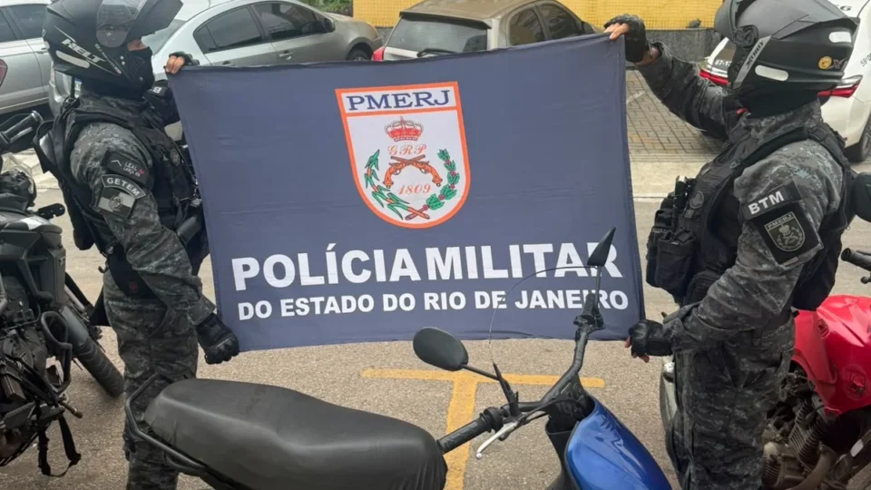 PM apreende três motos, rádio e celulares durante operação em Duque de Caxias