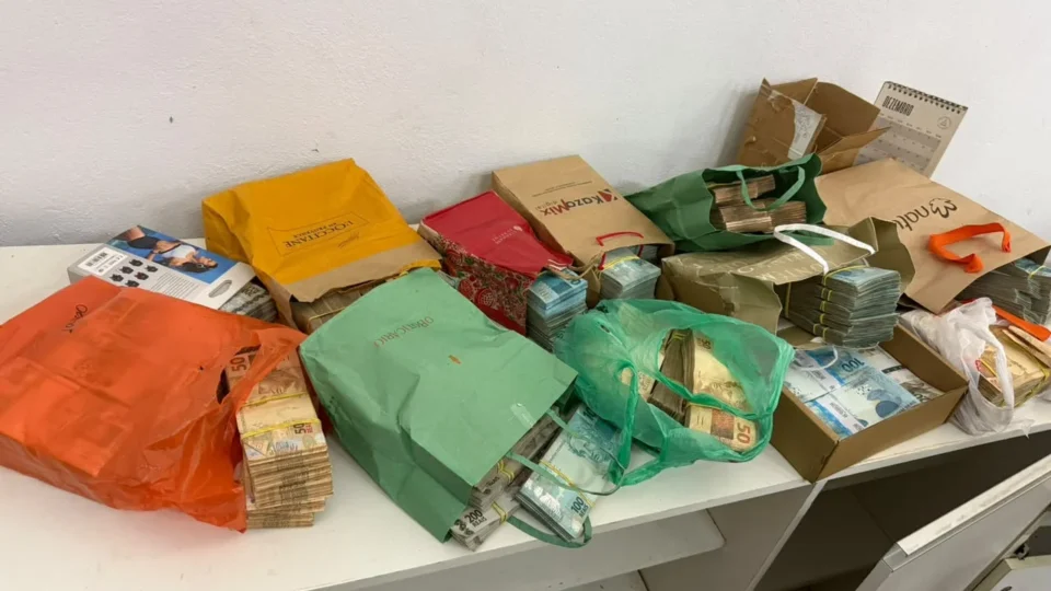 R$ 1 milhão em sacolas de compras é encontrado durante operação que investiga contratos da Educação em Ji-Paraná