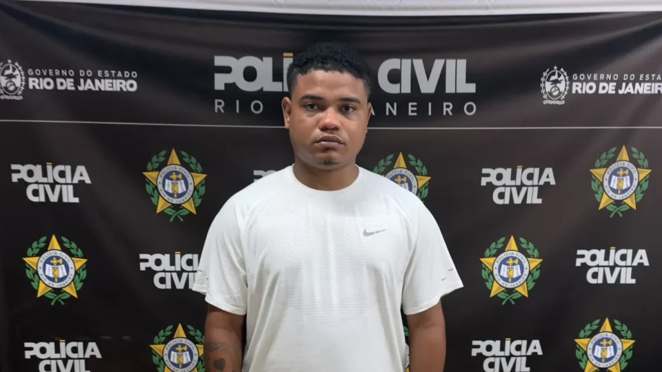 Polícia Civil prende no Galeão suspeito de liderar esquema de receptação de celulares