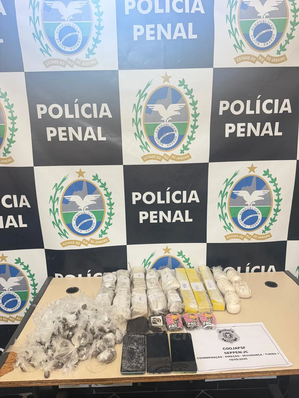 Além da mercadoria, os investigadores apontam que foram retirados 18 pneus completos e estepes da carreta. Um adolescente apontado como envolvido nesse crime foi identificado durante as investigações da DRFC e apreendido após o cumprimento de um mandado judicial.