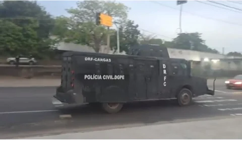 Polícia Civil faz operação contra quadrilha suspeita de roubar cargas e pneus de caminhões no Rio