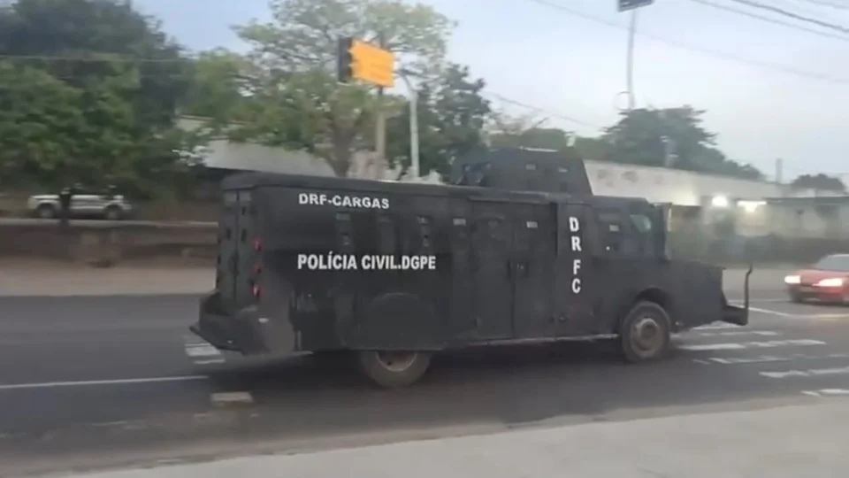Polícia Civil faz operação contra quadrilha suspeita de roubar cargas e pneus de caminhões no Rio
