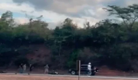 Casal morre após colisão entre carro e motocicleta na BR-262