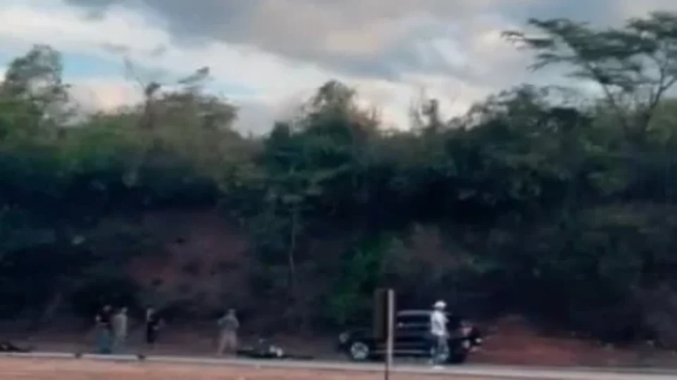 Casal morre após colisão entre carro e motocicleta na BR-262