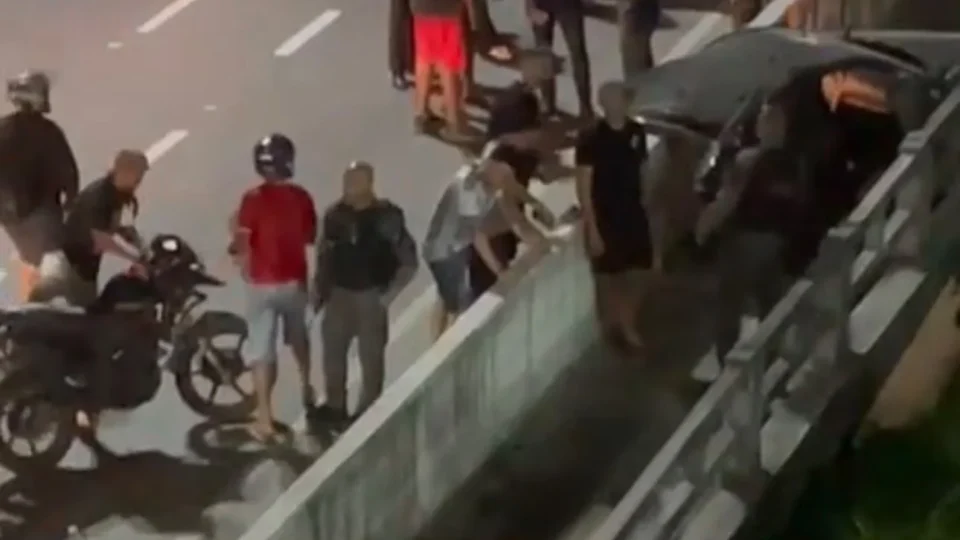 Acidente grave deixa vítima com perna amputada na Ponte do Gramacho, em Duque de Caxias