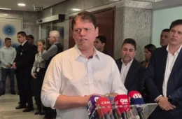 A duas semanas das eleições, Tarcísio encontra jovens e destaca formação técnica e estágio em SP