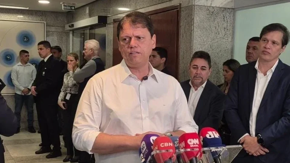 A duas semanas das eleições, Tarcísio encontra jovens e destaca formação técnica e estágio em SP