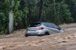 Mulher sai de carro pouco antes de veículo ser arrastado por enxurrada no RS