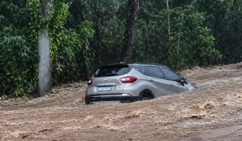 Mulher sai de carro pouco antes de veículo ser arrastado por enxurrada no RS