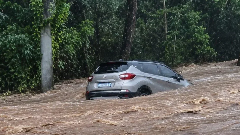 Mulher sai de carro pouco antes de veículo ser arrastado por enxurrada no RS